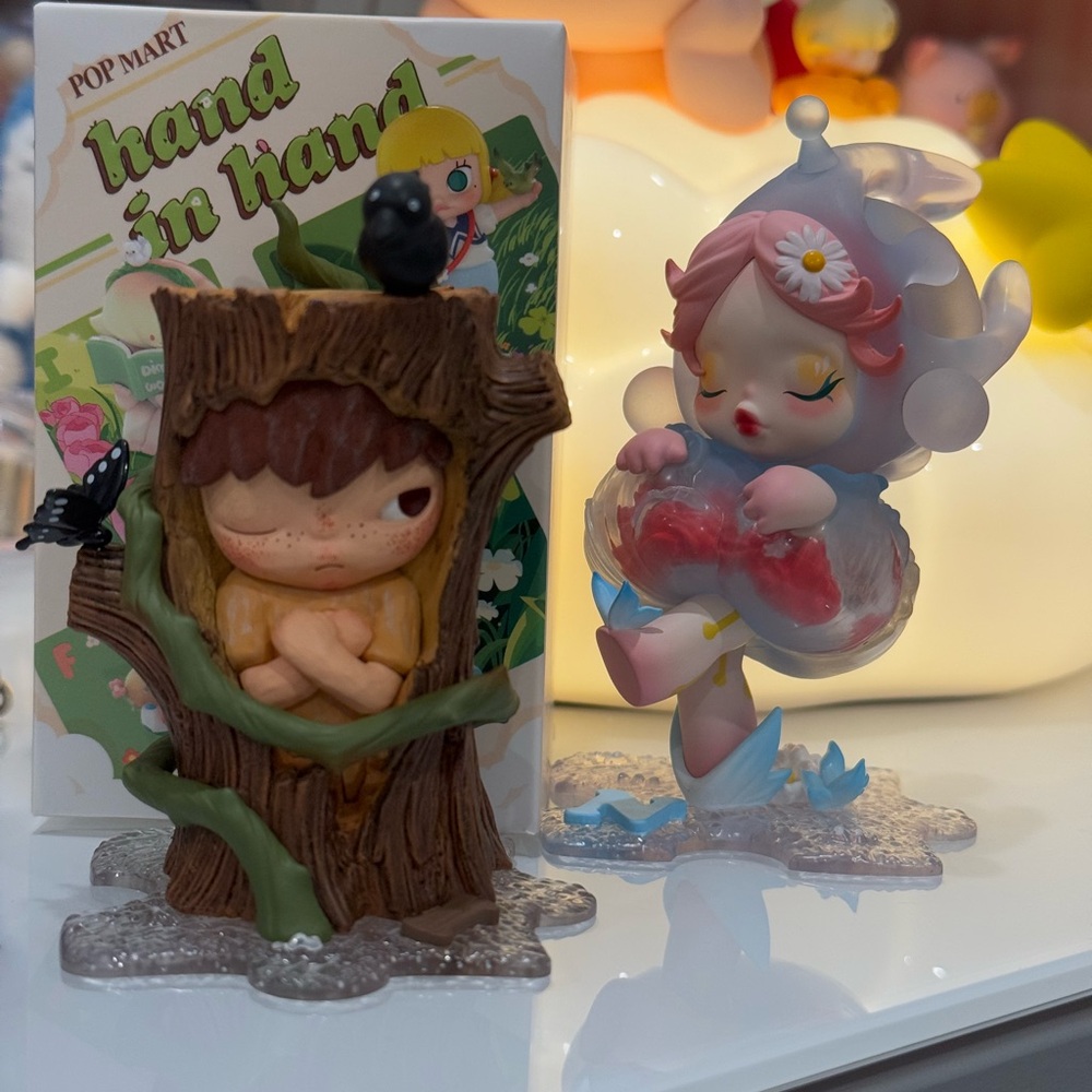 Pop Mart Hand in Hand Figurines Hirono and Skullpanda